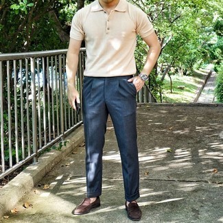 С чем носить бежевую футболку-поло мужчине