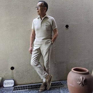 С чем носить бежевую футболку-поло мужчине