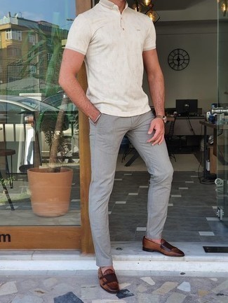 С чем носить бежевую футболку-поло мужчине