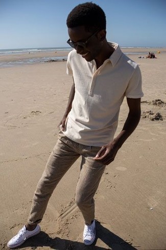 С чем носить бежевую футболку-поло мужчине