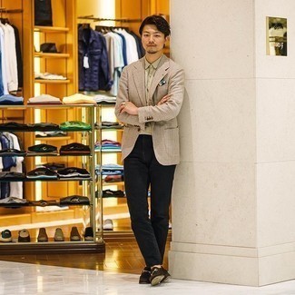 Какие лоферы носить с бежевой футболкой-поло мужчине