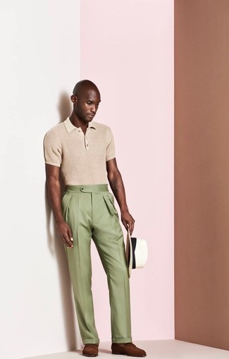 Какие лоферы носить с бежевой футболкой-поло мужчине