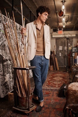 Какие лоферы носить с бежевой футболкой-поло мужчине