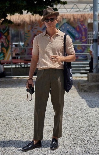 Какие лоферы носить с бежевой футболкой-поло мужчине