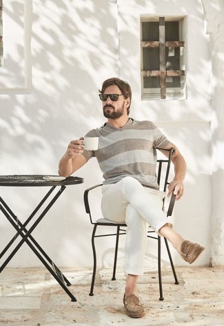 Какие лоферы носить с бежевой футболкой-поло мужчине