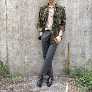 Какие лоферы носить с бежевой футболкой-поло мужчине