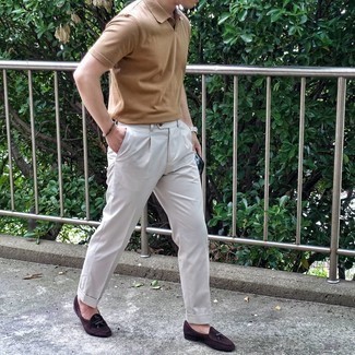 Какие лоферы носить с бежевой футболкой-поло мужчине