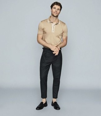 Какие лоферы носить с бежевой футболкой-поло мужчине