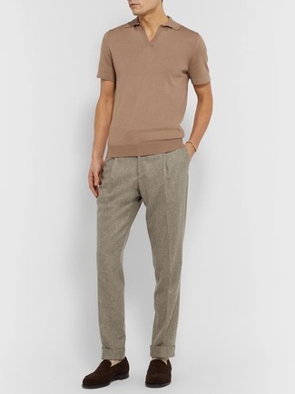 Какие лоферы носить с бежевой футболкой-поло мужчине