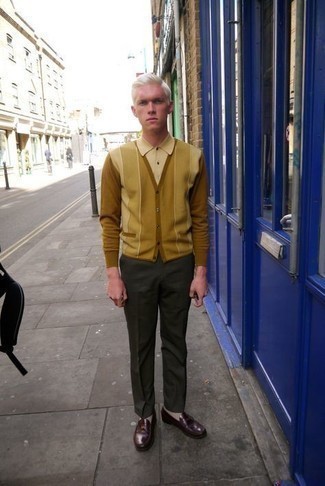 Какие лоферы носить с бежевой футболкой-поло мужчине