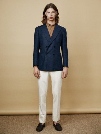 Как носить бежевую футболку-поло с темно-синим пиджаком мужчине