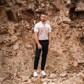 Как носить бежевую футболку-поло с темно-синими брюками чинос