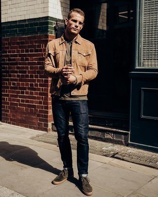 Как носить бежевую футболку-поло с темно-синими джинсами мужчине