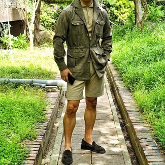 Какие шорты носить с бежевой футболкой-поло мужчине