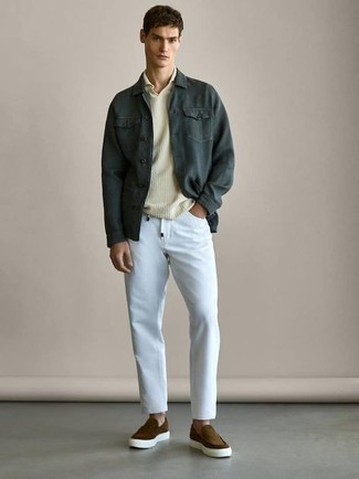 Как носить бежевую футболку-поло с белыми джинсами мужчине