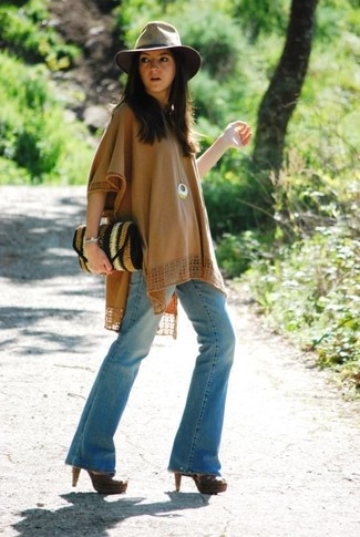 Какие джинсы носить с бежевым пончо