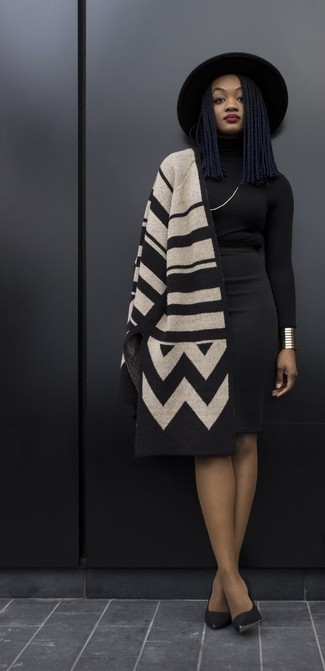 С чем носить бежевое пончо