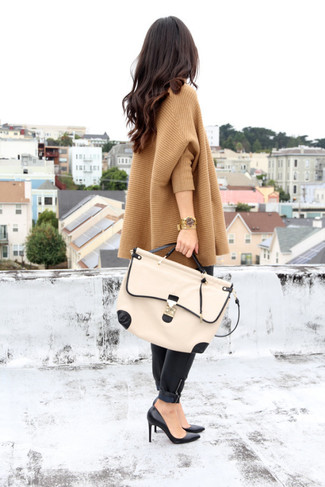 Какие туфли носить с бежевым пончо