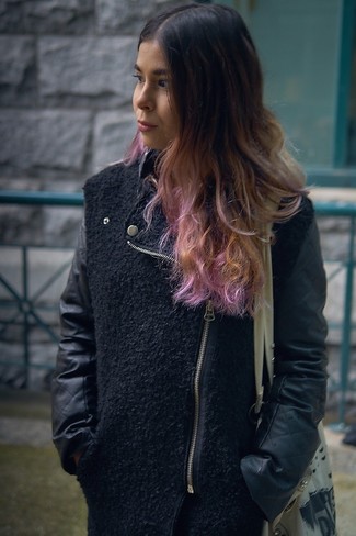 С чем носить бежевую сумку с принтом женщине