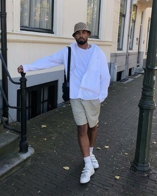 С чем носить бежевую панаму с принтом мужчине