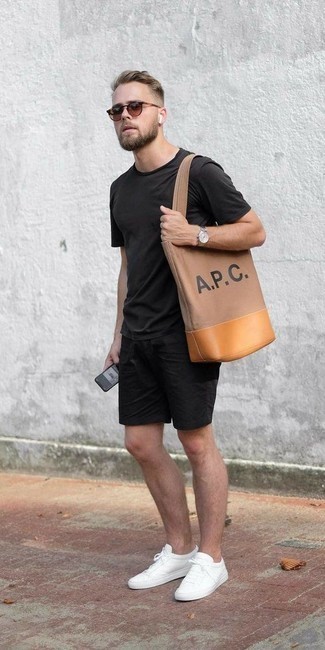 С чем носить бежевую большую сумку из плотной ткани с принтом мужчине