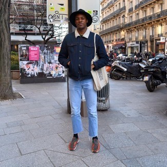 С чем носить бежевую большую сумку из плотной ткани с принтом мужчине