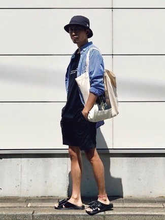 С чем носить бежевую большую сумку из плотной ткани с принтом мужчине