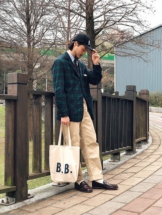 С чем носить бежевую большую сумку из плотной ткани с принтом мужчине