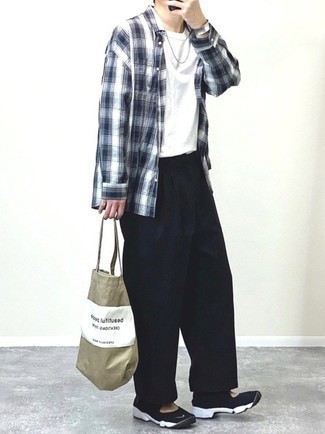 С чем носить бежевую большую сумку из плотной ткани с принтом мужчине