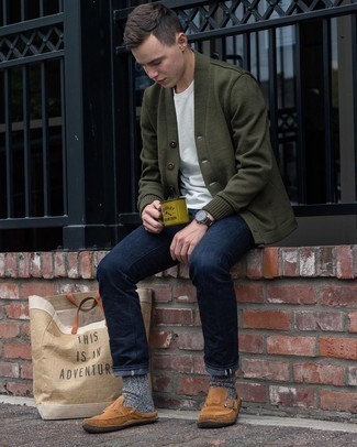 С чем носить бежевую большую сумку из плотной ткани с принтом мужчине