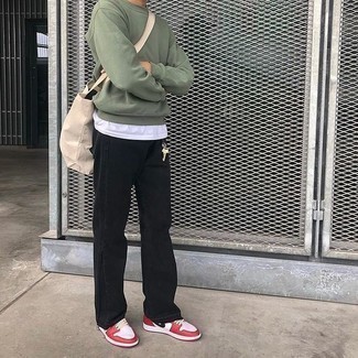 С чем носить бежевую большую сумку из плотной ткани с принтом мужчине