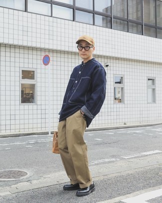 С чем носить бежевую большую сумку из плотной ткани с принтом мужчине