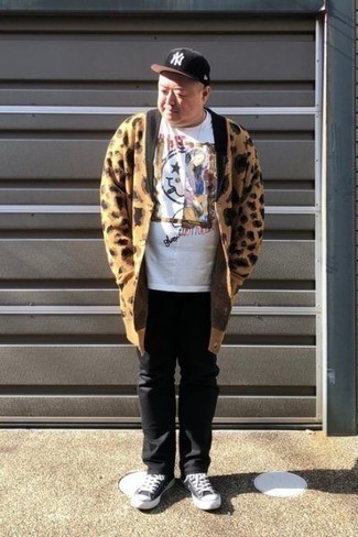 С чем носить бежевый кардиган с принтом мужчине