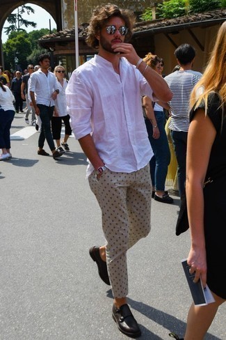 С чем носить бежевые брюки чинос с принтом