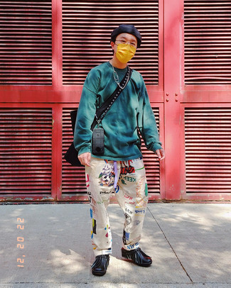 С чем носить бежевые брюки чинос с принтом