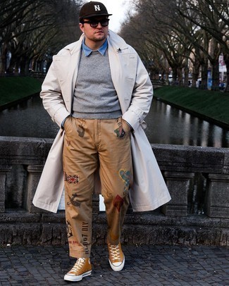 С чем носить бежевые брюки чинос с принтом