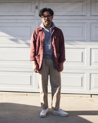 С чем носить бежевые брюки чинос с принтом