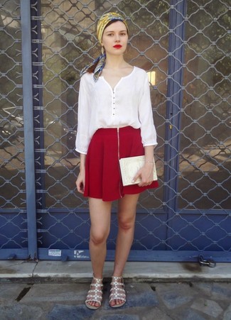 С чем носить бежевый клатч с принтом