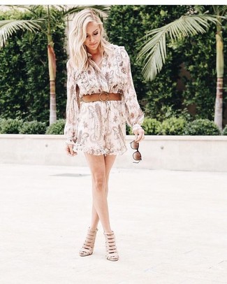 С чем носить бежевое платье с принтом