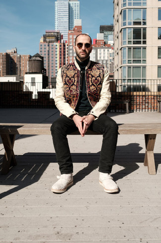 С чем носить бежевую куртку с принтом мужчине