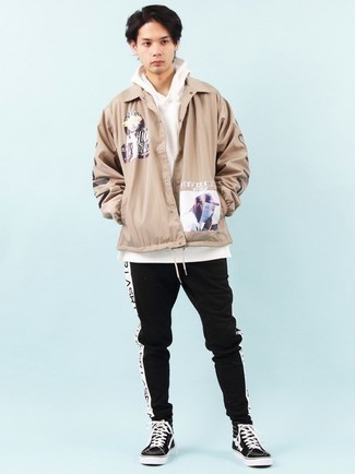 С чем носить бежевую куртку с принтом мужчине