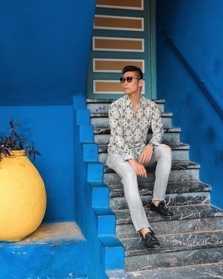 С чем носить бежевую рубашку с длинным рукавом с принтом мужчине