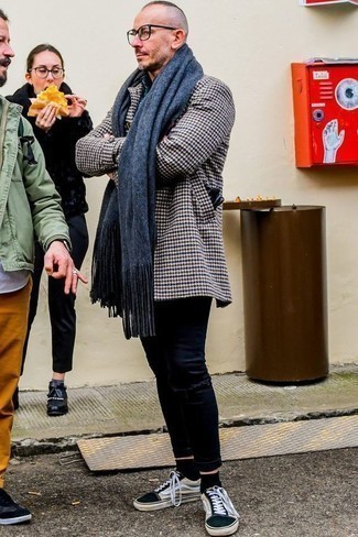 С чем носить бежевые низкие кеды с принтом мужчине