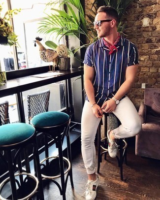 С чем носить бежевые низкие кеды с принтом мужчине