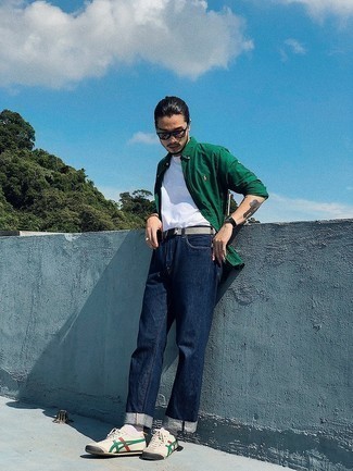 С чем носить бежевые низкие кеды с принтом мужчине