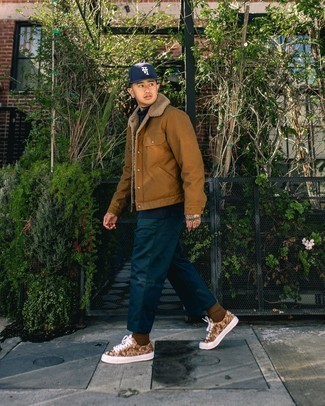 С чем носить бежевые низкие кеды с принтом мужчине