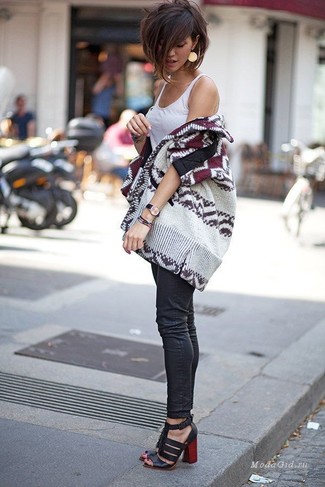 С чем носить бежевый открытый кардиган с принтом женщине