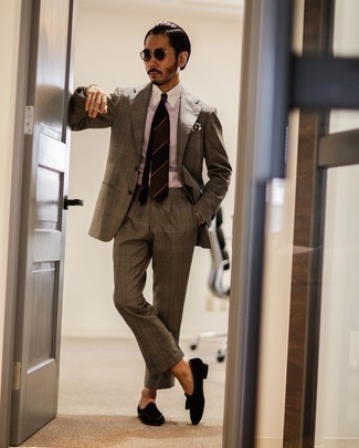 С чем носить бежевый нагрудный платок с принтом