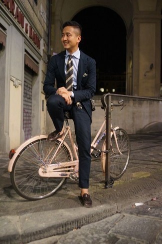 С чем носить бежевый нагрудный платок с принтом