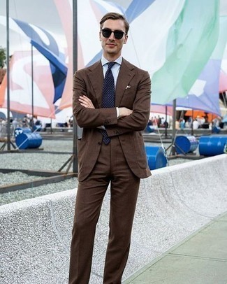 С чем носить бежевый нагрудный платок с принтом